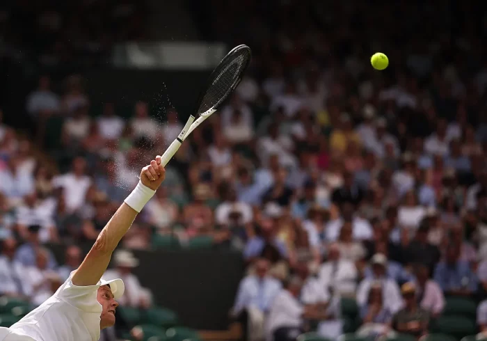 Sinner afila el servicio en su vuelta a un Grand Slam después de la traumática final de Roland Garros