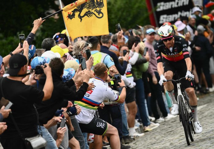 Tim Merlier se lleva en la 'photo finish' la etapa más extraña: paseo, espeluznante caída de Philipsen y un maillot pactado para el compañero de Pogacar