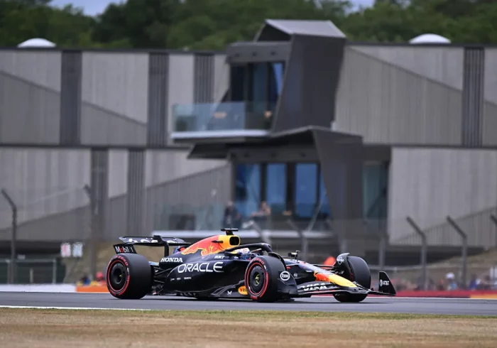 Verstappen silencia Silverstone y Alonso batalla con los mejores