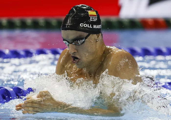 Carles Coll nada primero la mitad de la final de 200 braza, a ritmo de récord mundial, pero paga el esfuerzo y acaba octavo