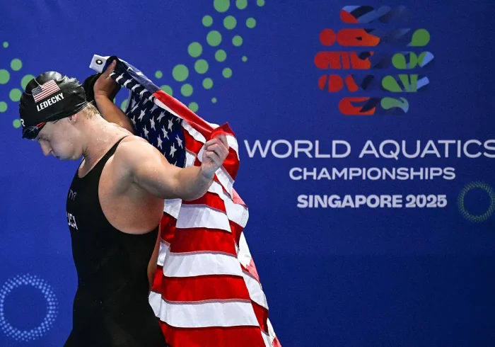 Ledecky resiste el ataque de McIntosh y se impone en unos 800 metros libre inolvidables
