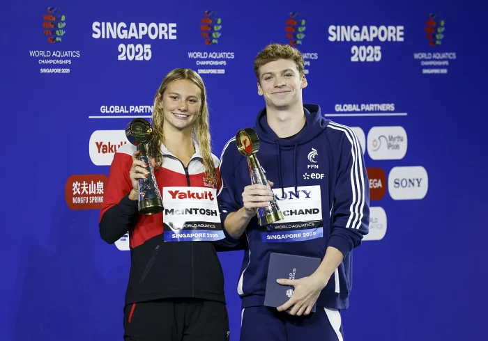 McIntosh y Marchand, la reina y el rey de la piscina de los Mundiales de Singapur con Zidi como princesa