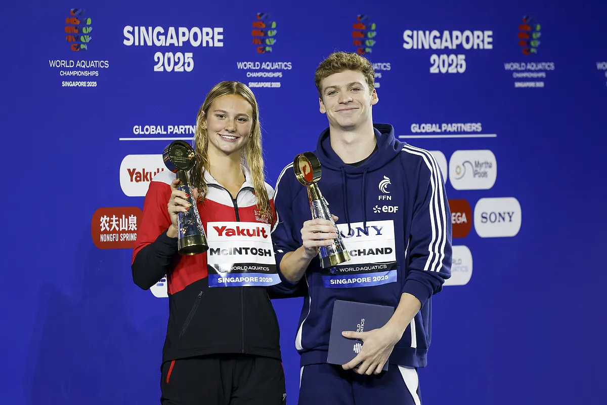 McIntosh y Marchand, la reina y el rey de la piscina de los Mundiales de Singapur con Zidi como princesa