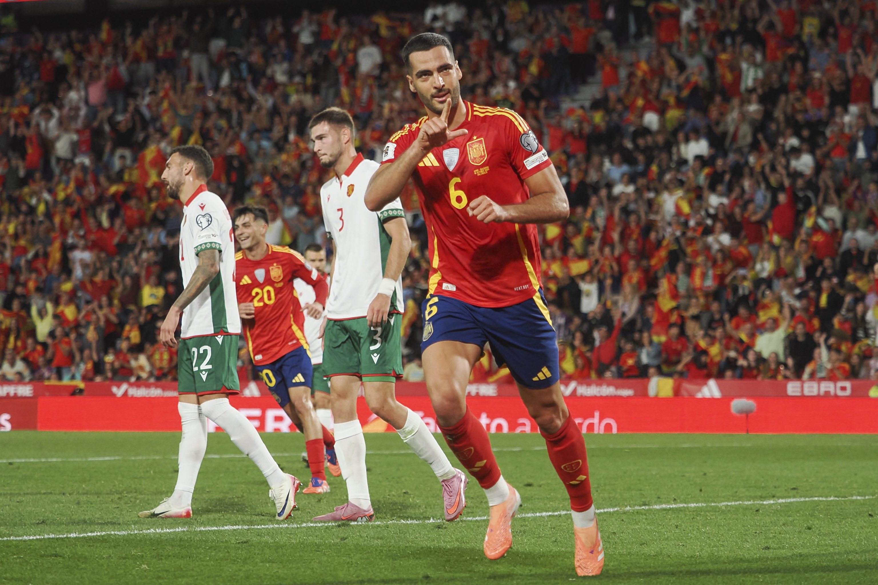 Mikel Merino marca su primer gol ante Bulgaria en Valladolid.