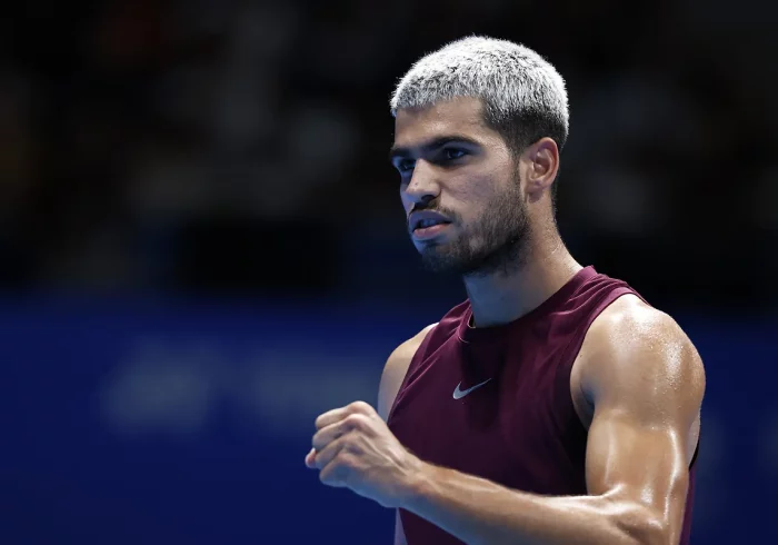 Alcaraz discute con el árbitro, hace desaparecer a Fritz y suma en Tokio su octavo título de la temporada