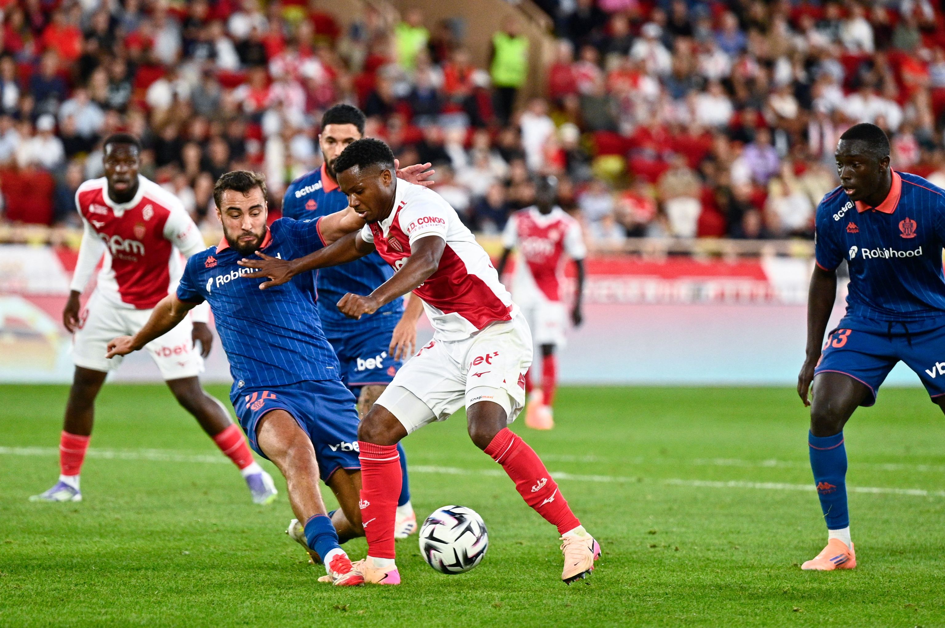 Ansu Fati, ante Vanhoutte, el domingo en el Stade Louis II de Mónaco.