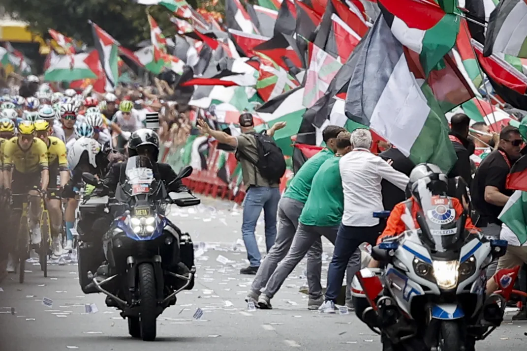 Antiviolencia propone nuevas sanciones a otros 53 manifestantes por invadir la calzada y enfrentarse a la Policía durante La Vuelta