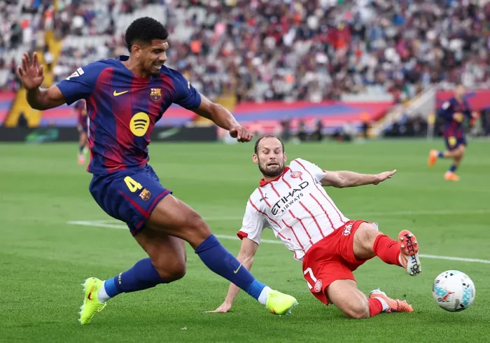 Araujo rescata al Barça con un gol al Girona en el descuento