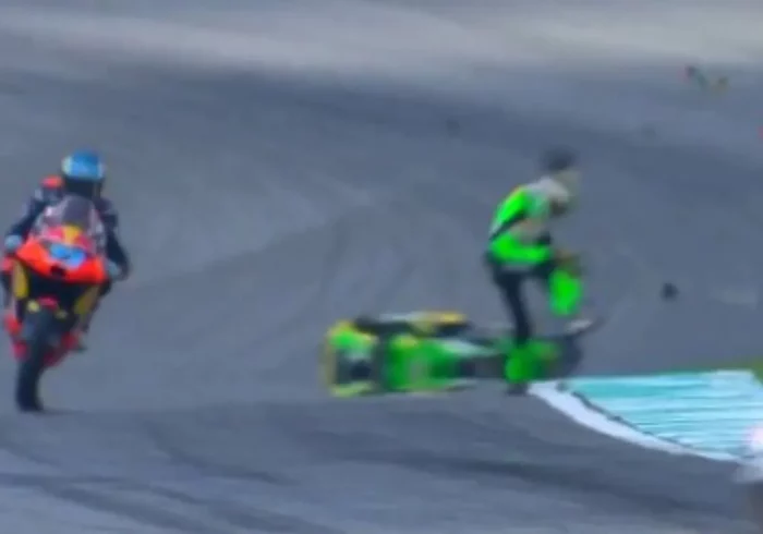 Brutal accidente en Moto3 entre el sevillano Rueda y Dettwiler que acaba con traslado en helicóptero