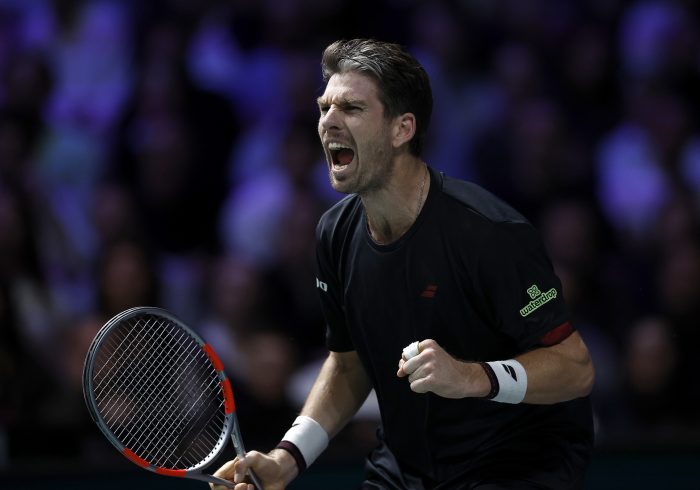 Carlos Alcaraz se desespera en su peor partido del año y cae eliminado en su debut en el Masters 1000 de París