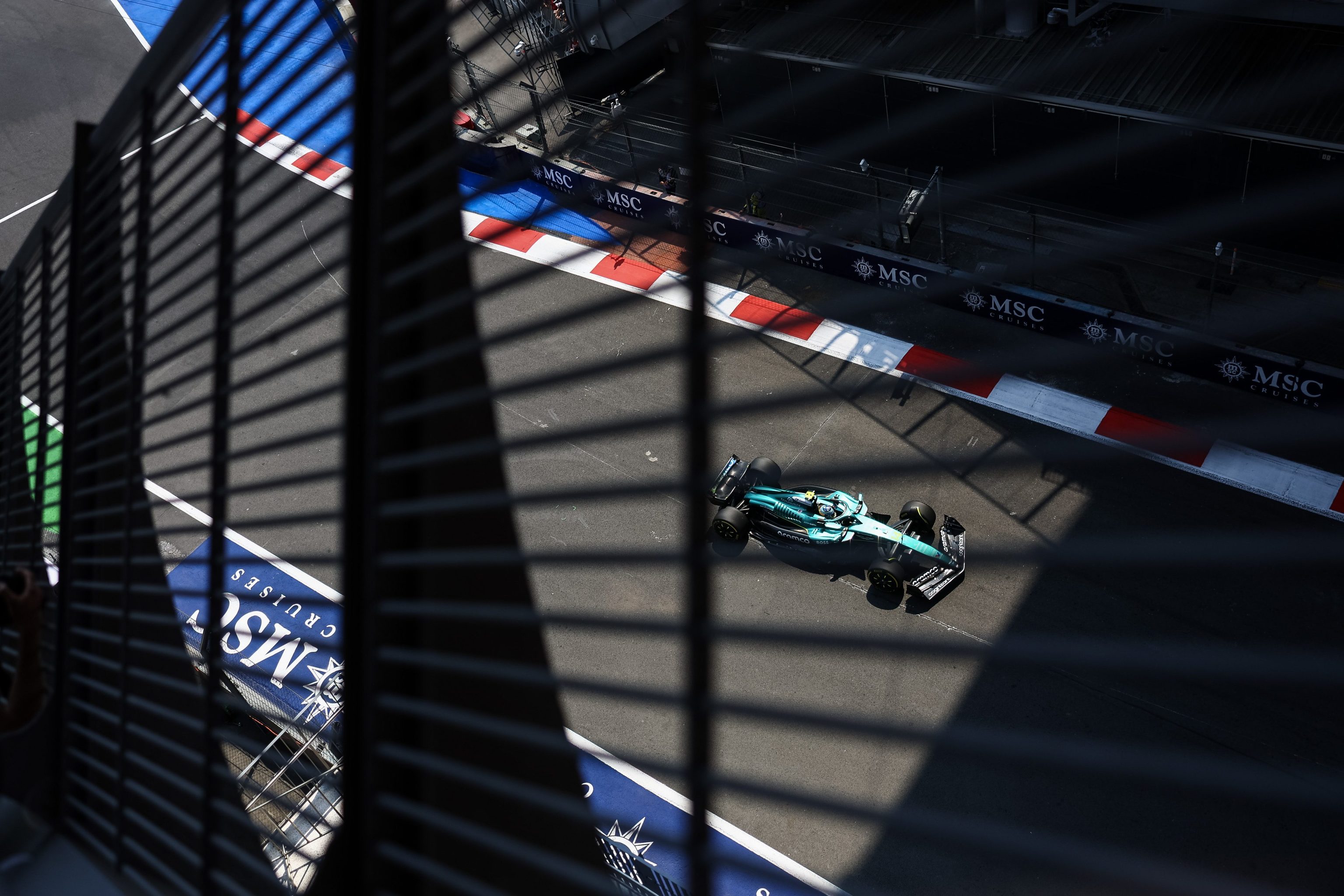 Alonso, el domingo, al volante del AMR25 en México.