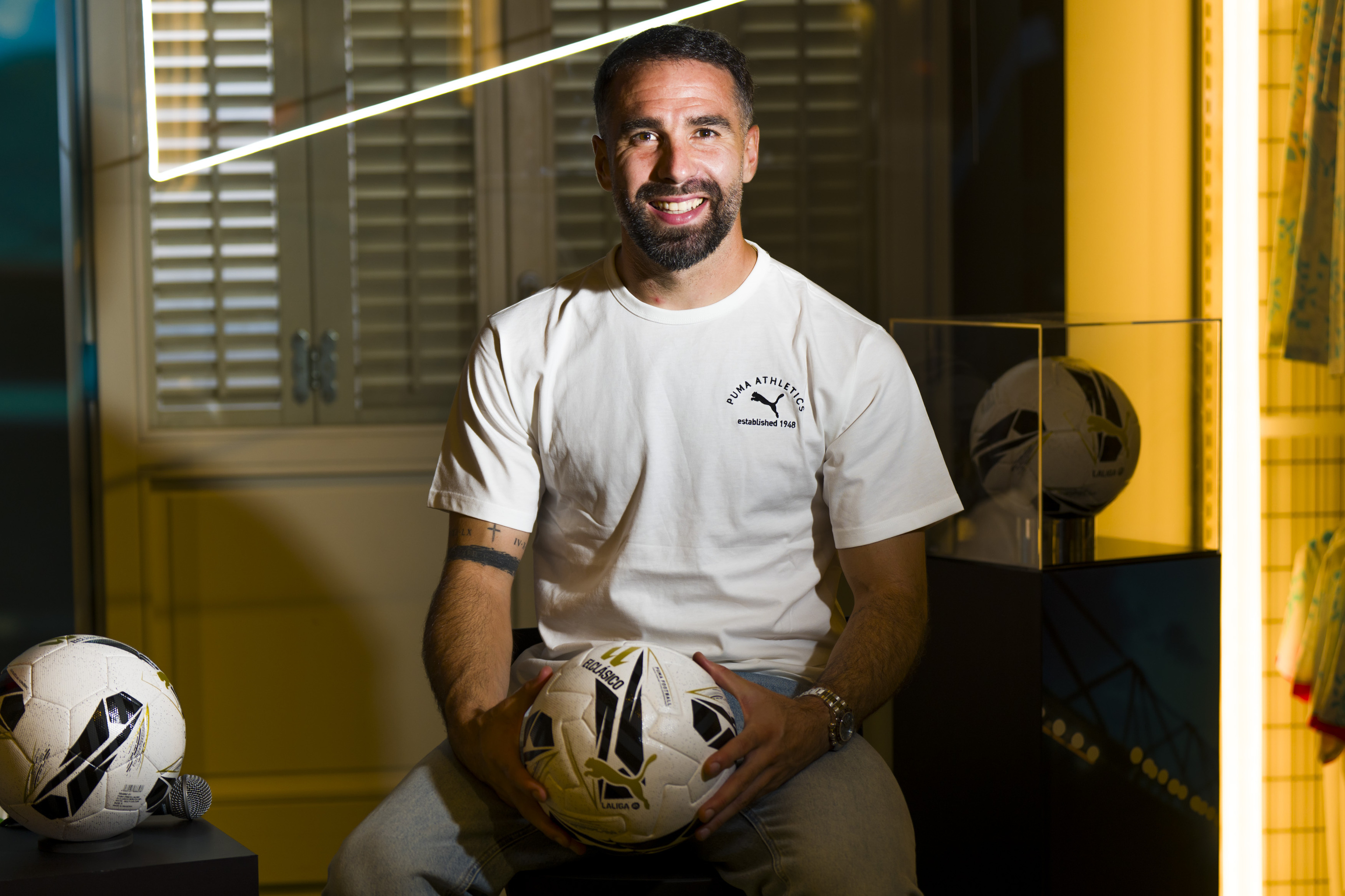 Dani Carvajal, con el balón del clásico