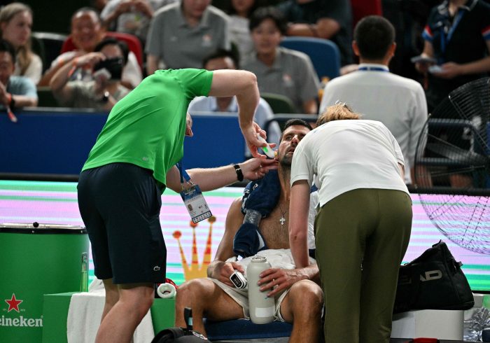 Djokovic sigue vivo: sobrevive a un mareo, a Munar y "al ambiente más difícil del tenis mundial" para llegar a cuartos en Shanghai