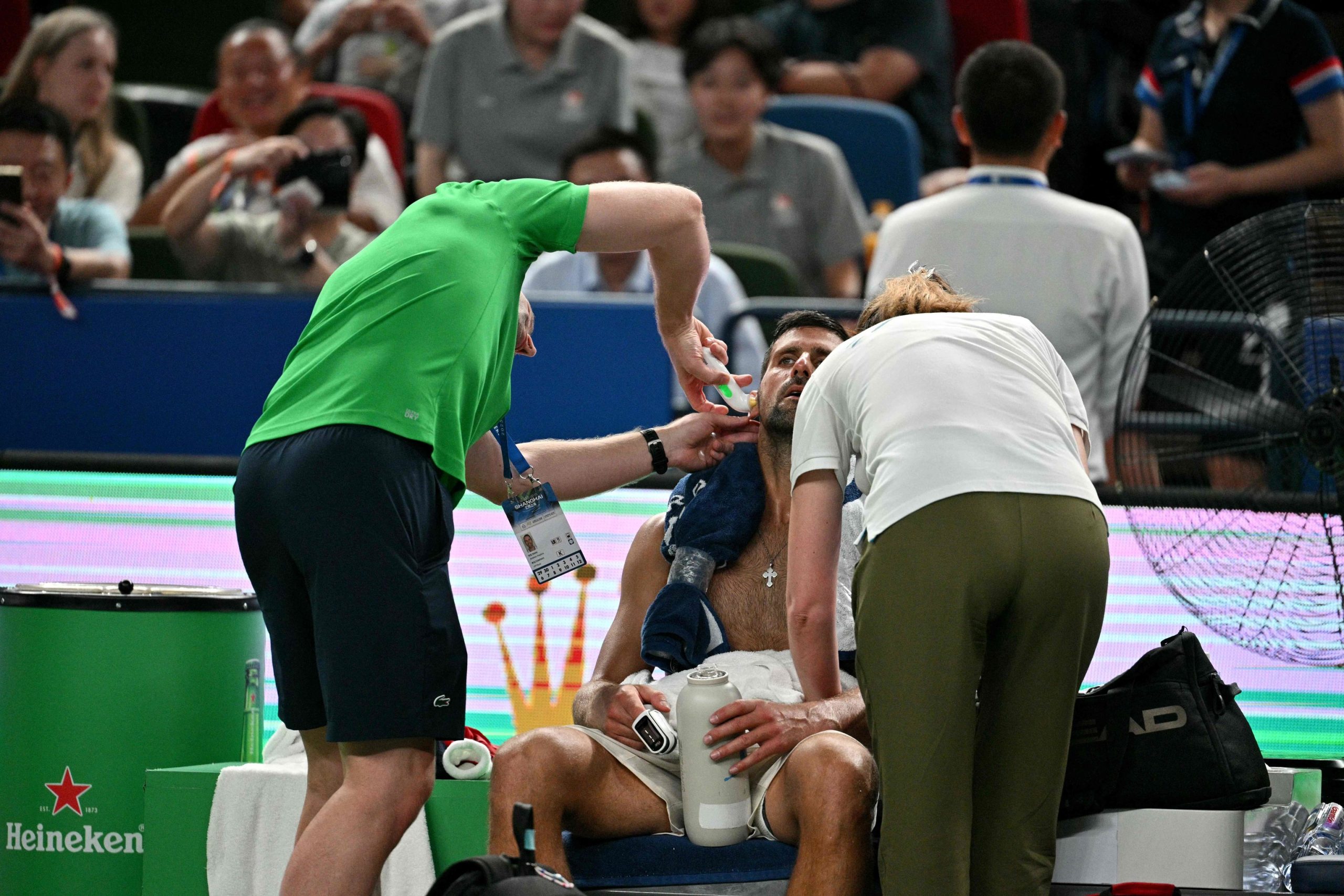 Djokovic sigue vivo: sobrevive a un mareo, a Munar y "al ambiente más difícil del tenis mundial" para llegar a cuartos en Shanghai