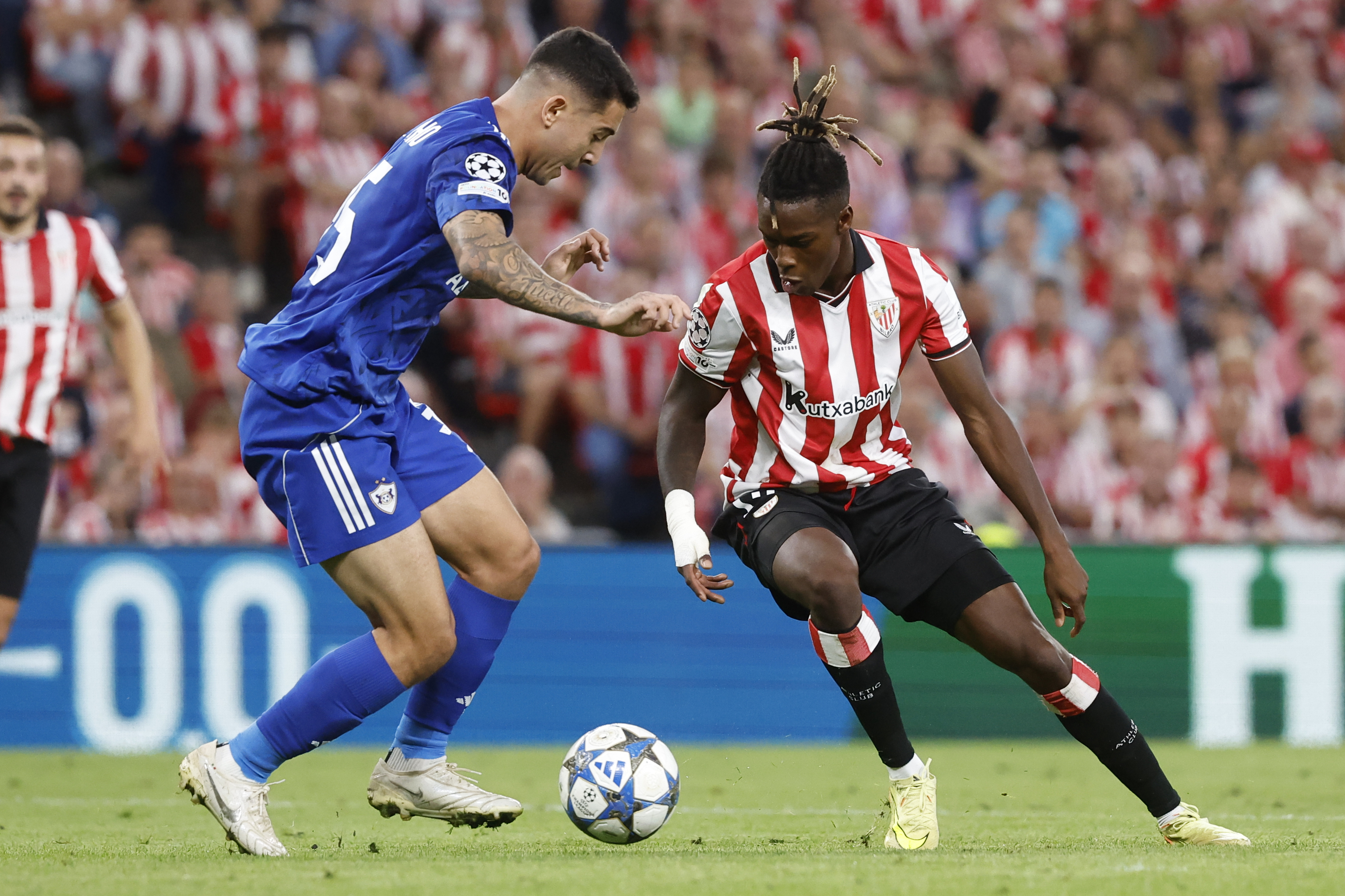 Nico Williams, ante Pedro Bicalho, el miércoles en San Mamés.