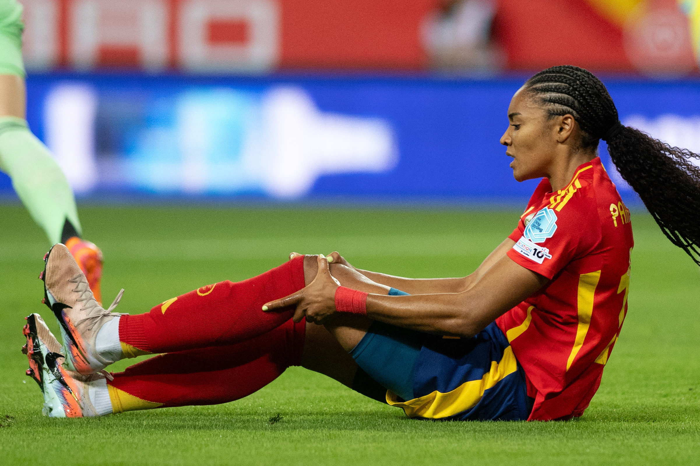 Salma Paralluelo se toca la rodilla tras la entrada de la central sueca.