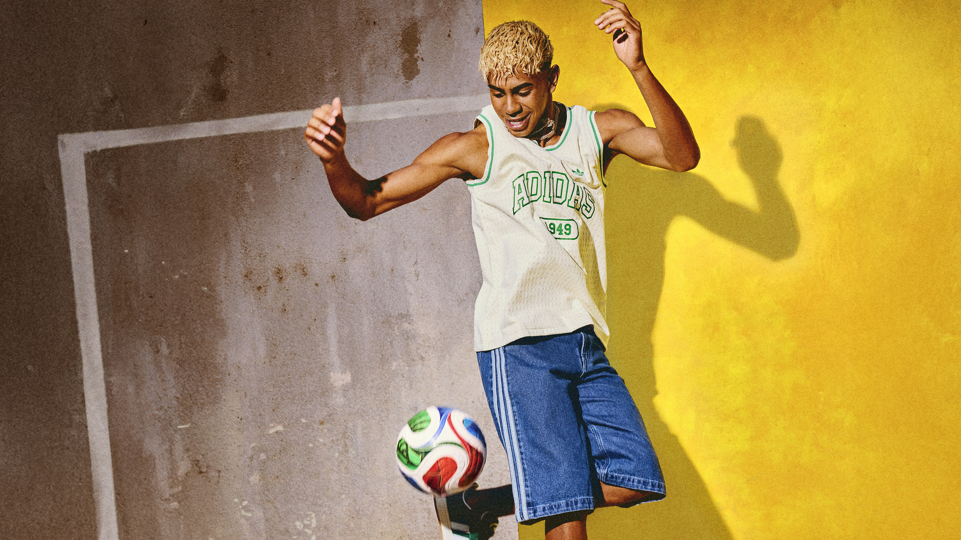 Lamine Yamal, con el balón del próximo Mundial de fútbol.