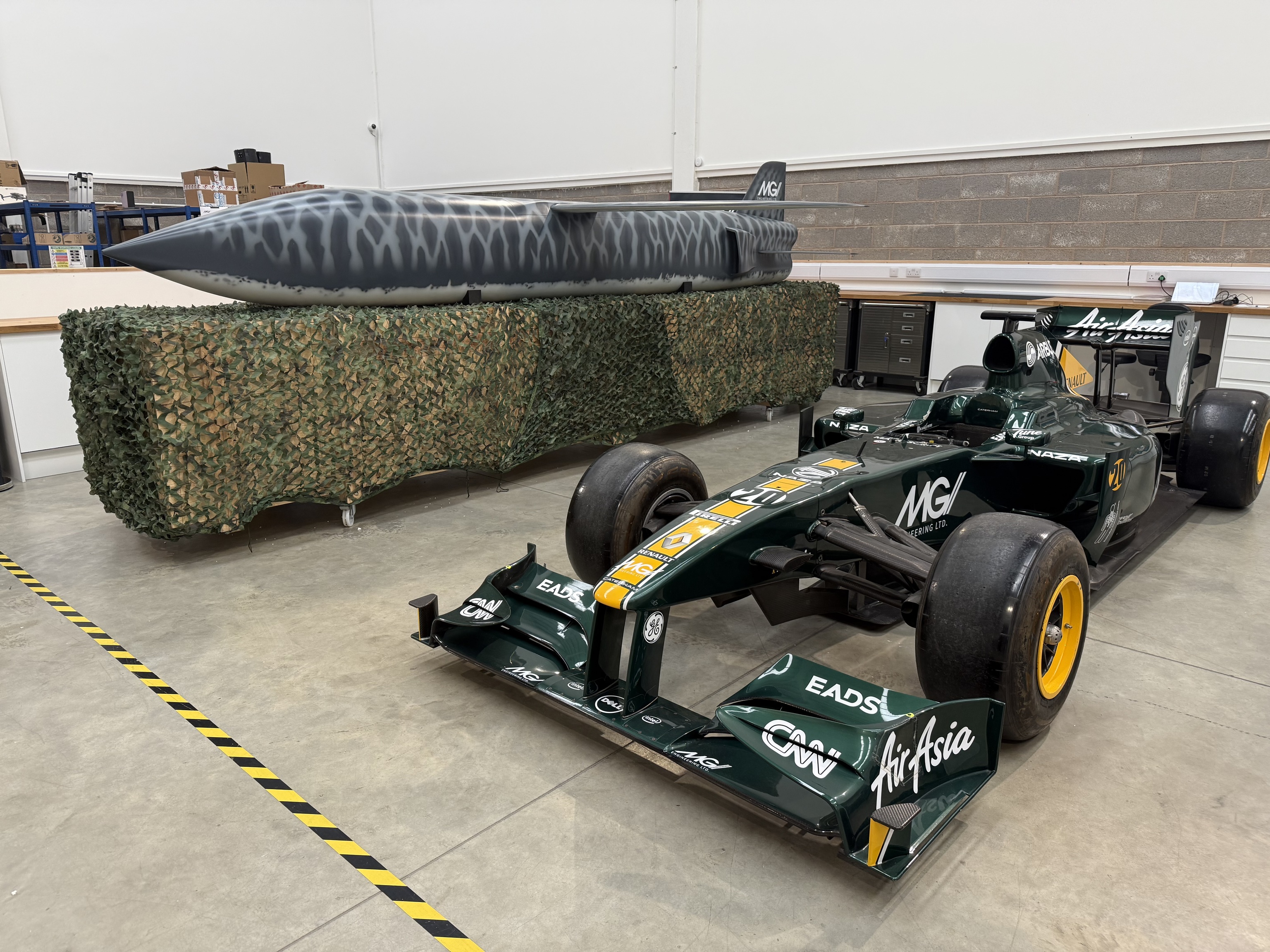 El TigerShark, junto a uno de los F1 de Gascoyne.