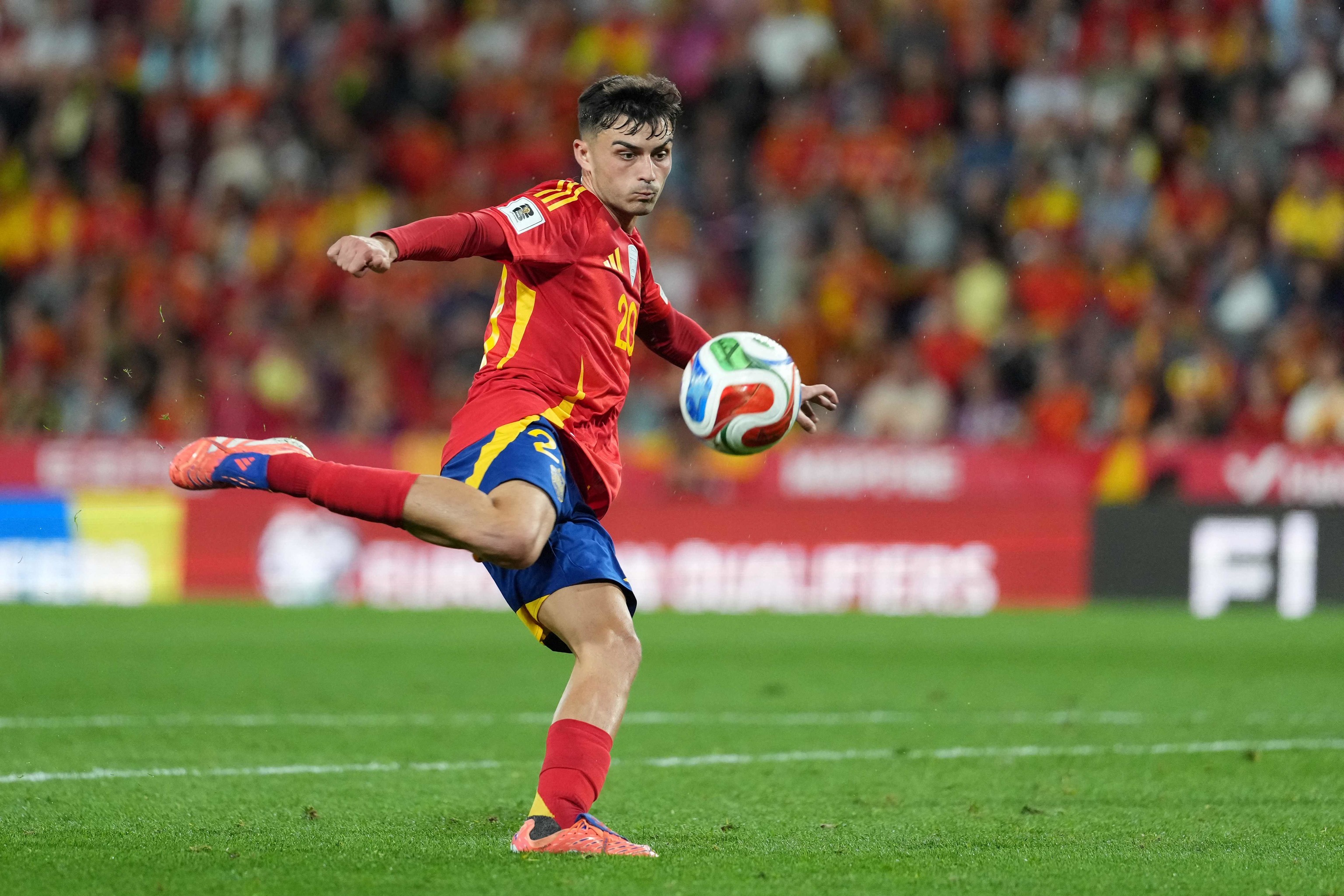 Pedri dispara a puerta durante el partido.