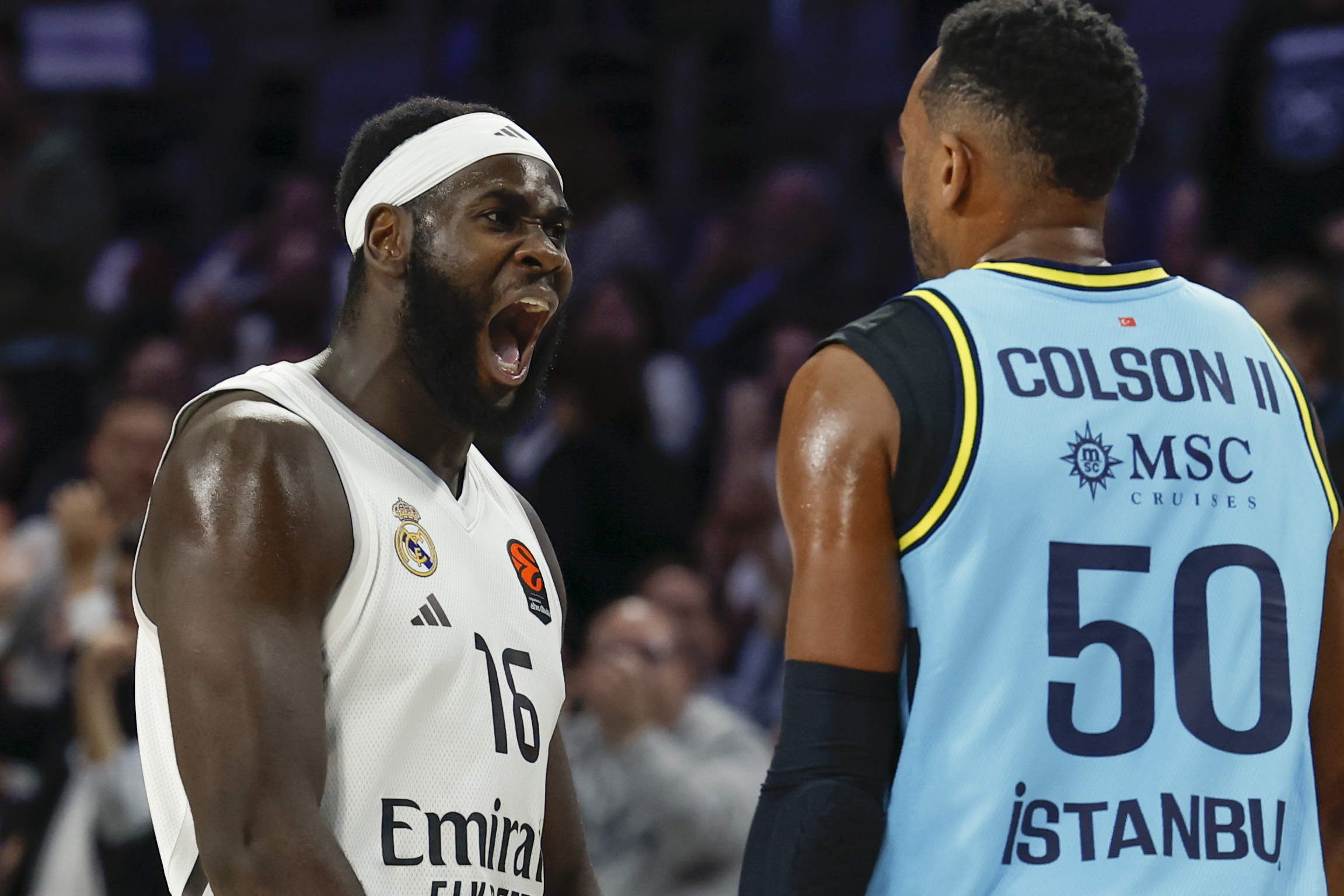 Garuba celebra una acción ante Colson.
