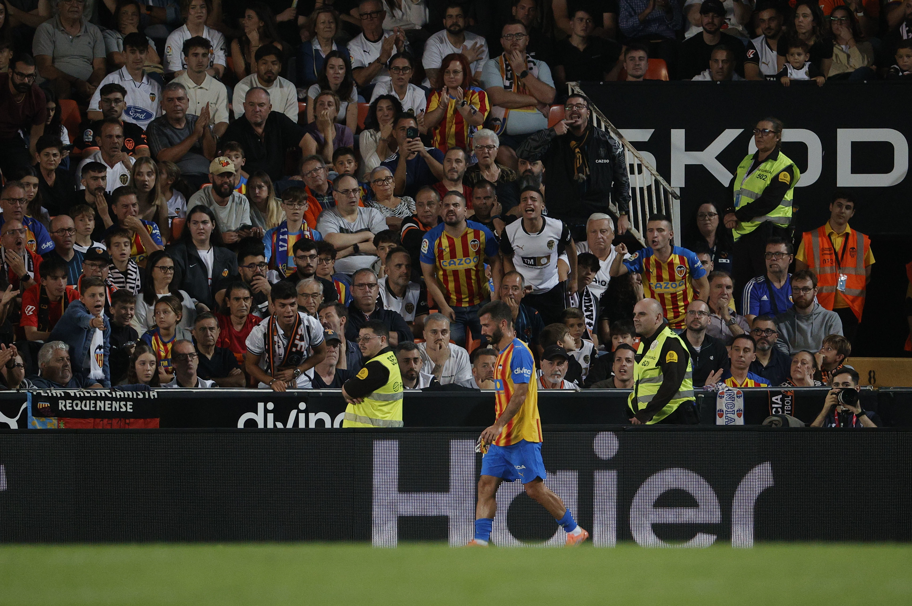Gayà se retira de Mestalla.