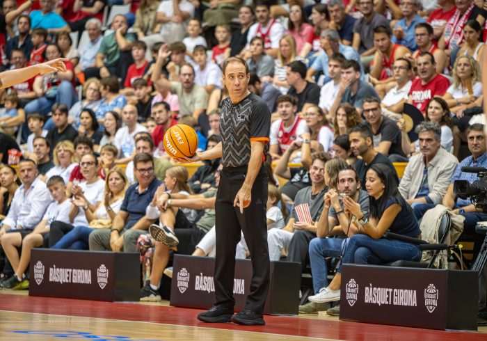 Emilio Pérez Pizarro, el árbitro en activo con más partidos: "En una cancha hay más respeto y menos polarización que en la sociedad"