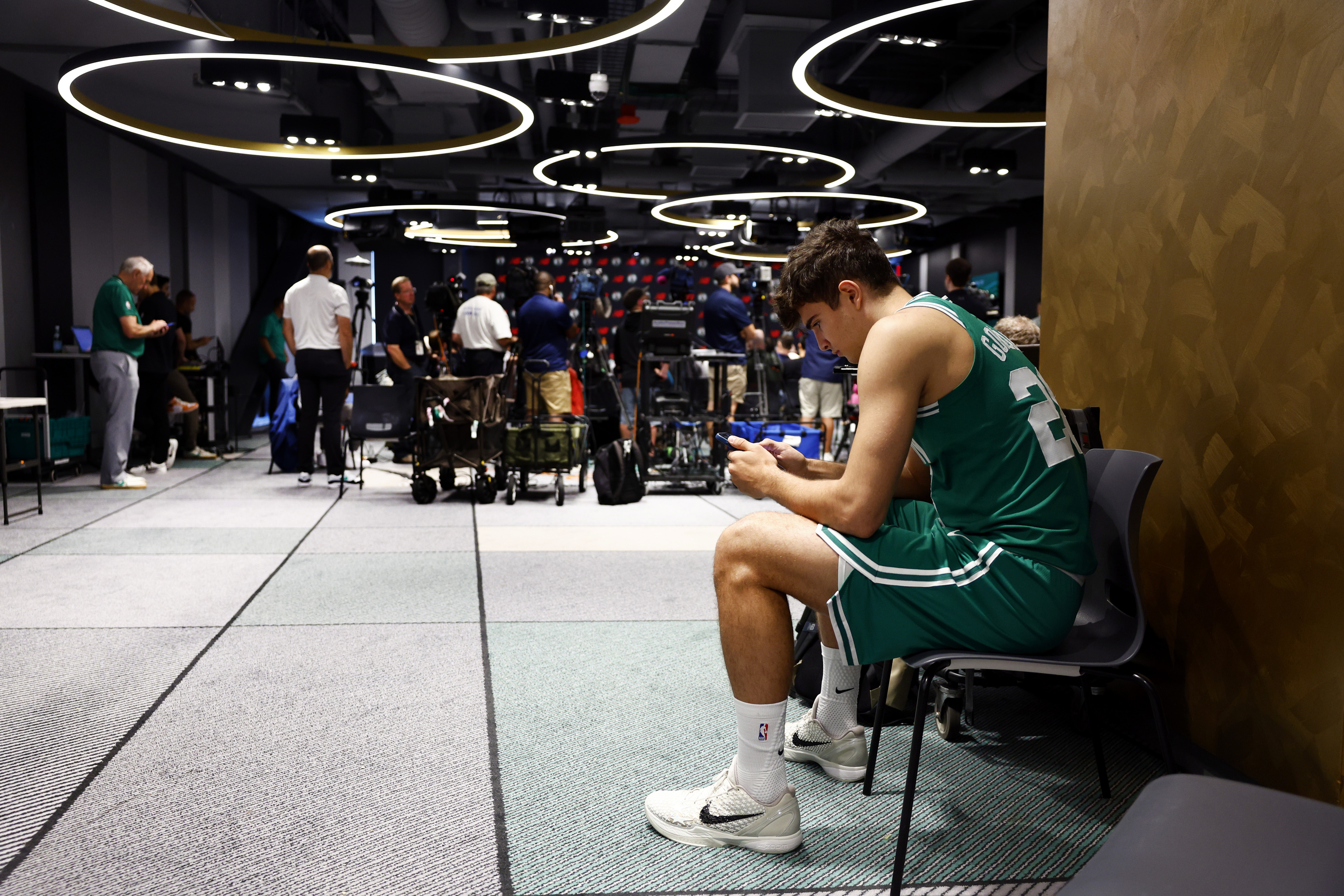 Hugo González, en el vestuario de los Celtics.