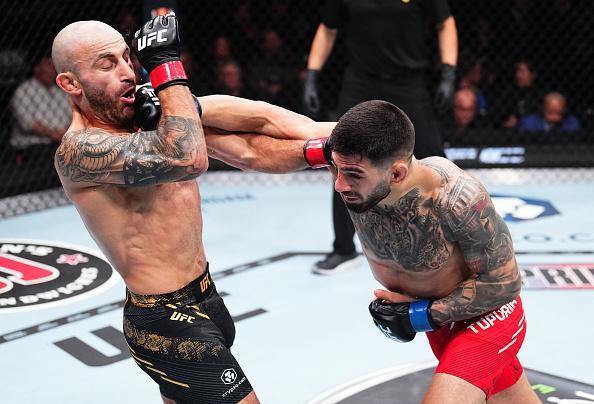 Topuria golpea a Volkanowski.