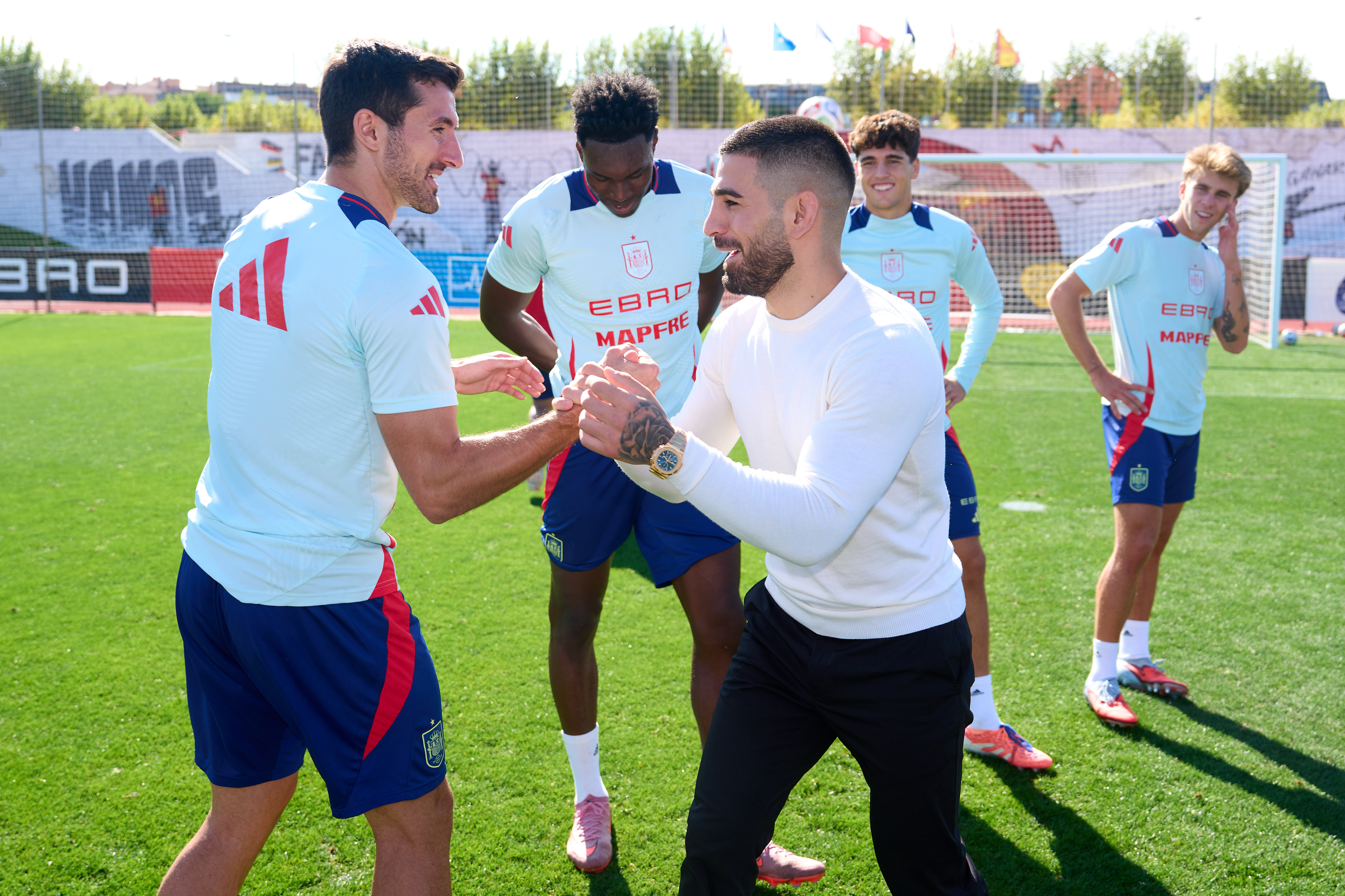 Topuria saluda a los jugadores de la selección.