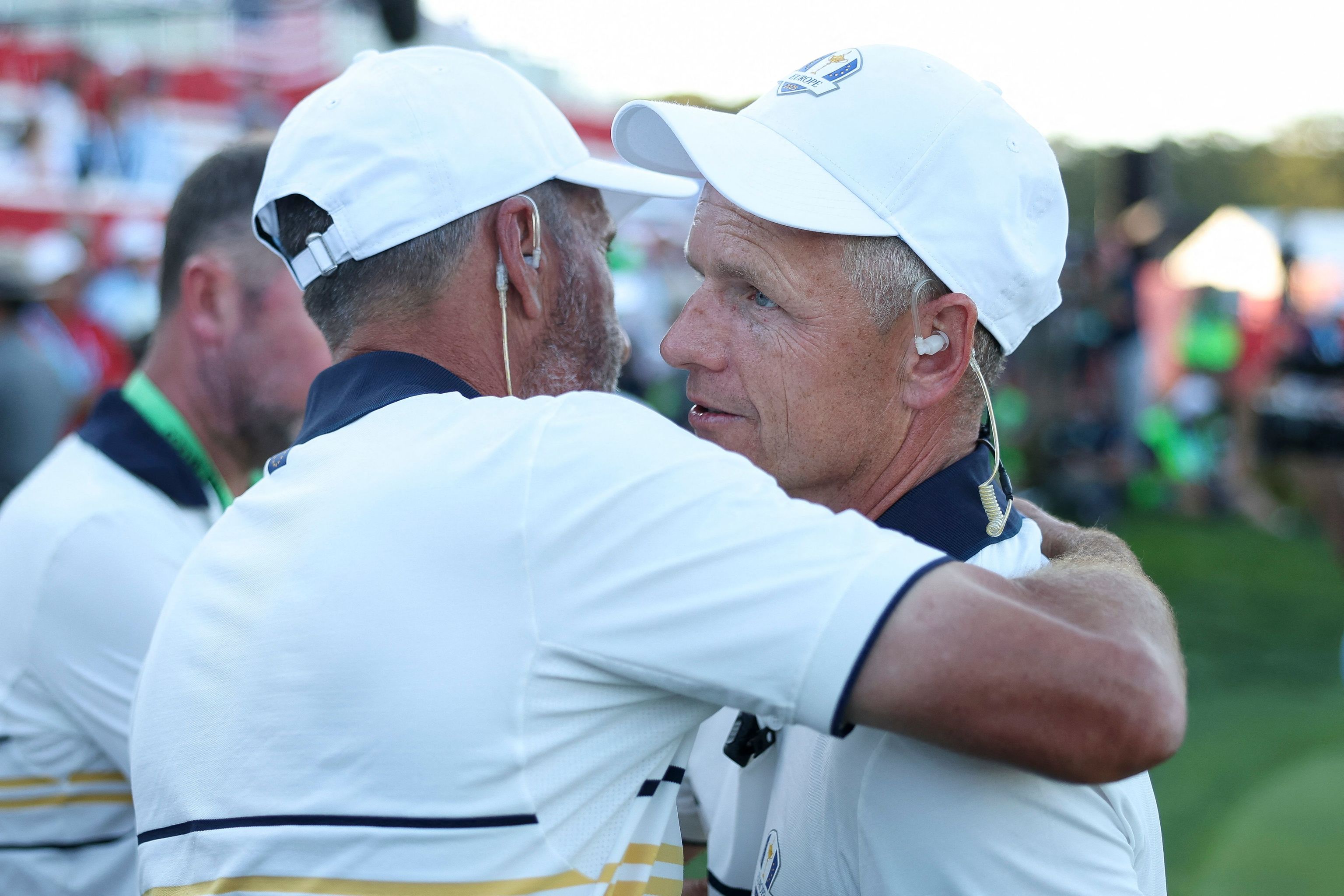 Luke Donald abraza a Jose Maria Olazábal, durante la Ryder Cup.