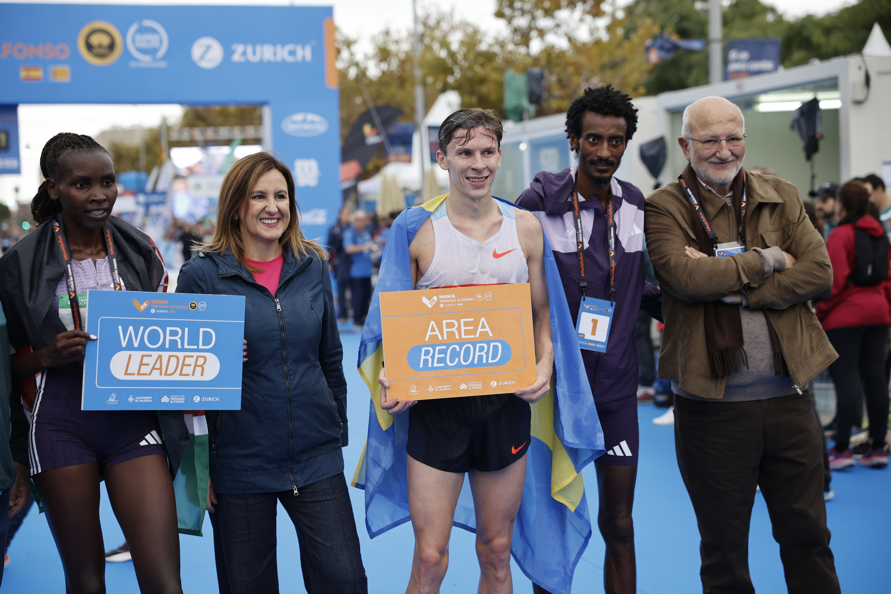Los ganadores, Ngetich y Kejlecha, junto al sueco Almgren, la alcaldesa de Valencia y Juan Roig.