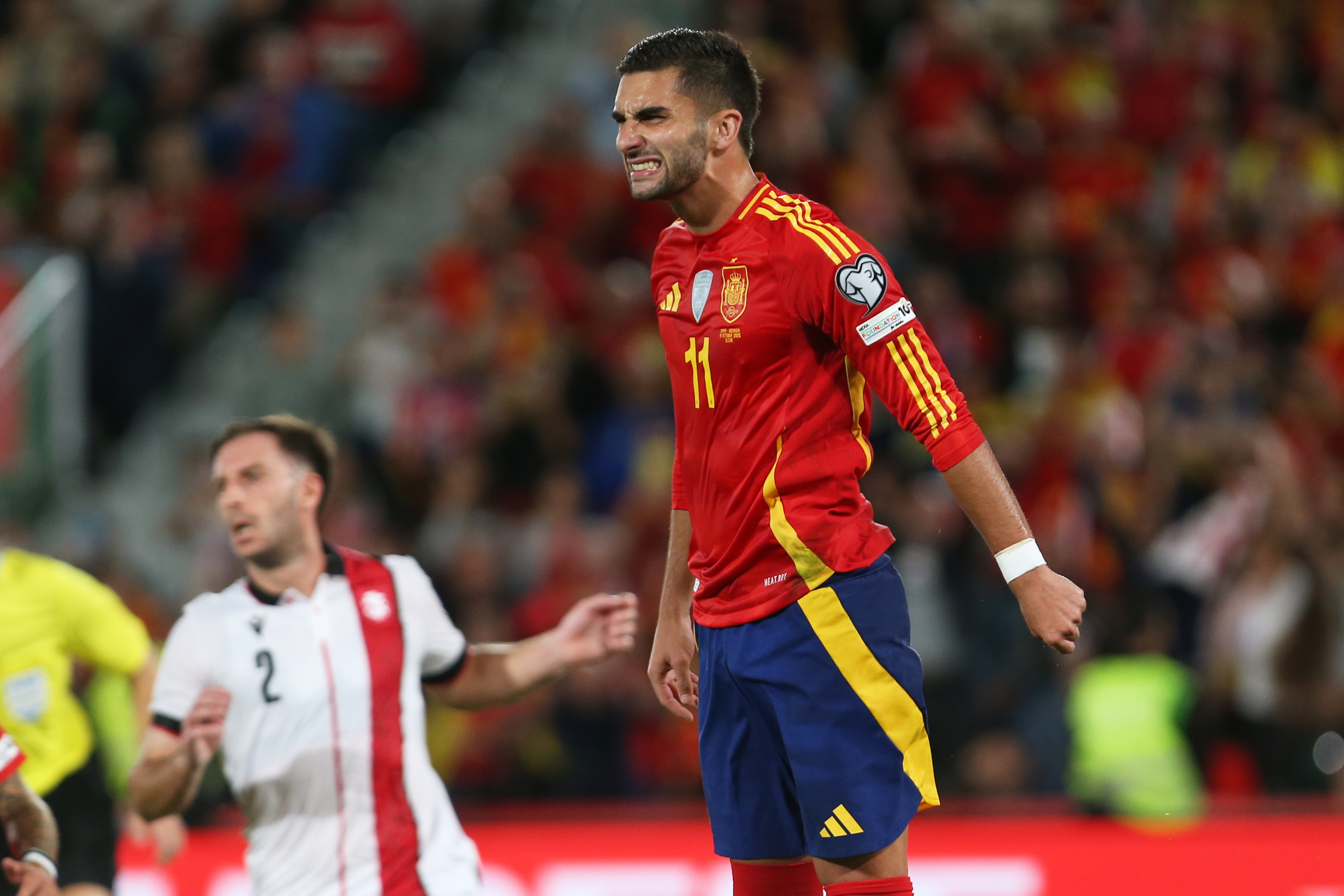 Ferran Torres se lamenta por el penalti que le paró Mamardashvili.