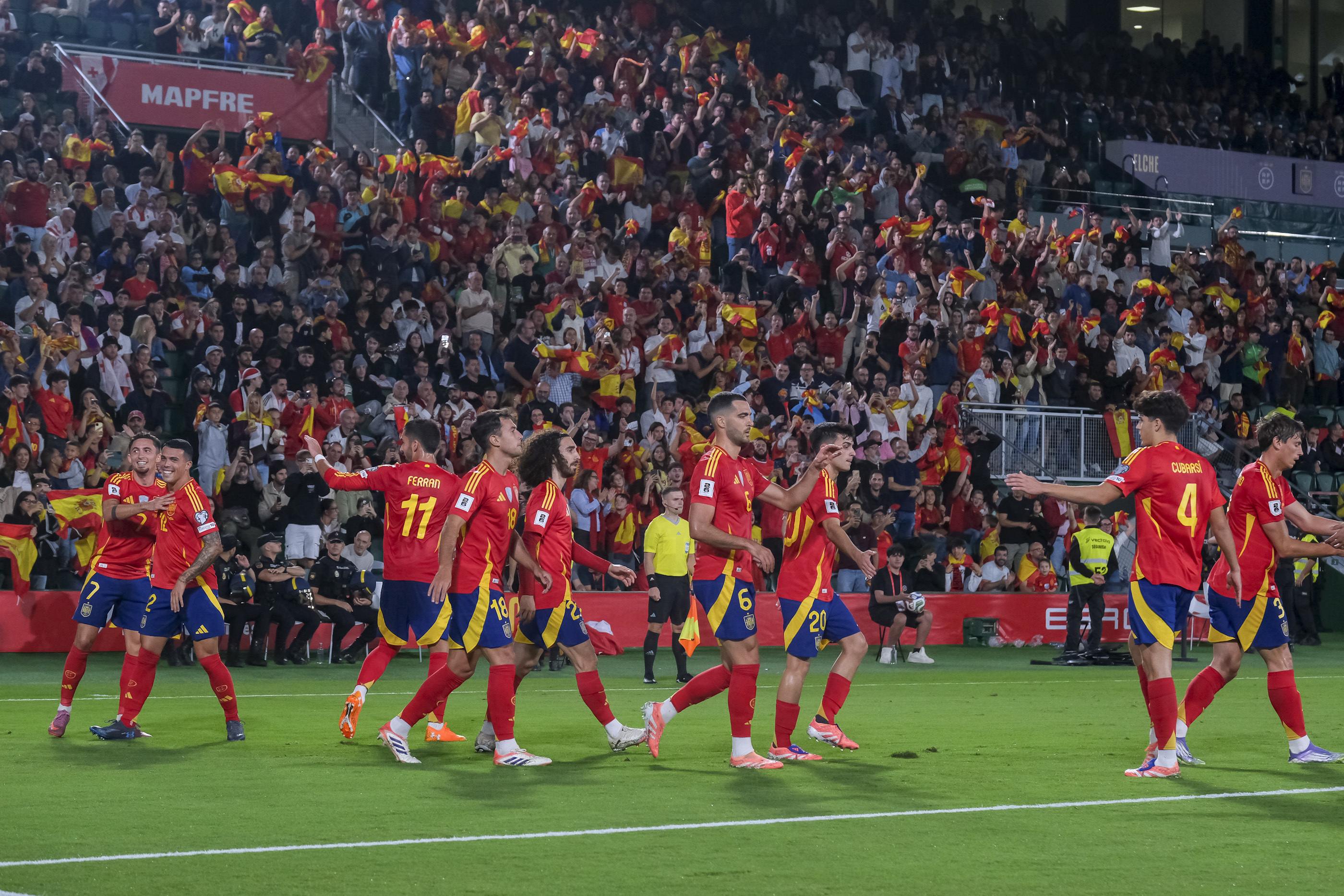 Los jugadores de la selección celebran el primer gol, obra de Yeremi Pino.