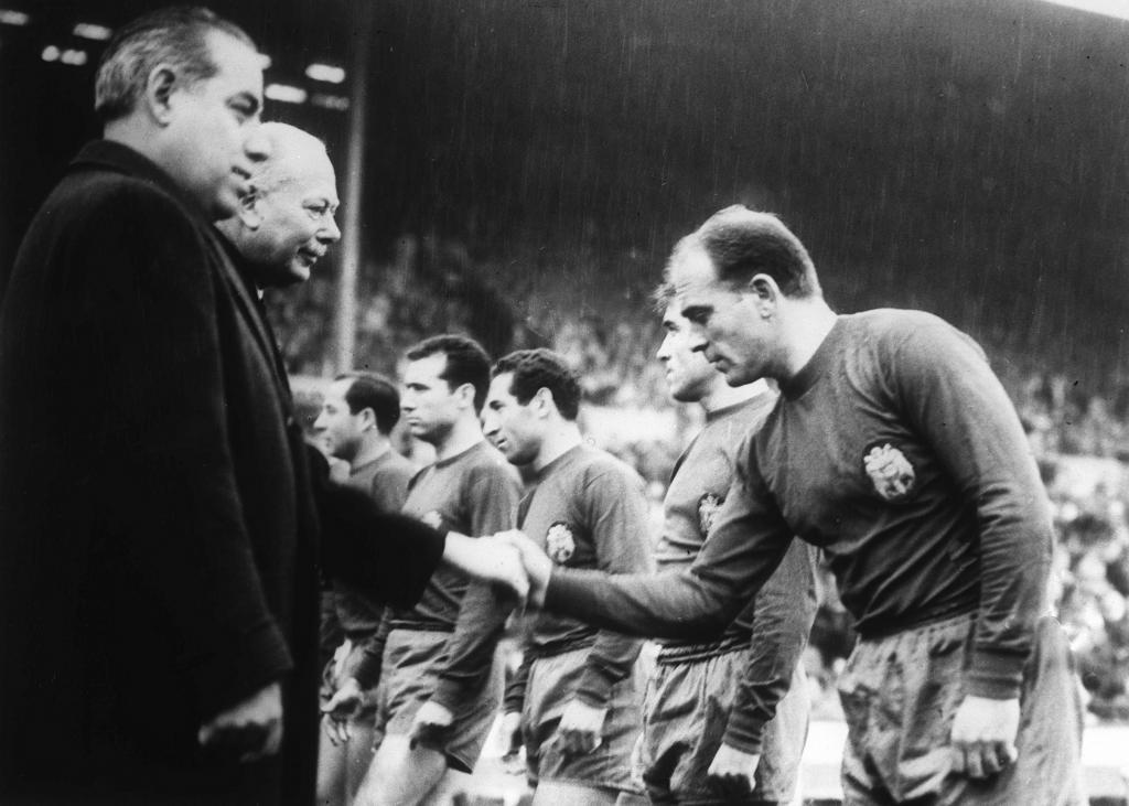 El futbolista saluda al Duque de Gloucester antes de un amistoso en Londres contra Inglaterra en 1960.