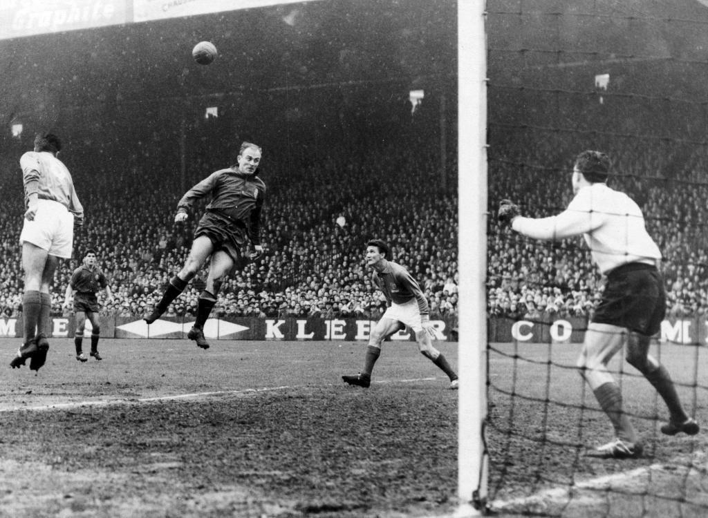 Di Stéfano, rematando de cabeza con la selección.