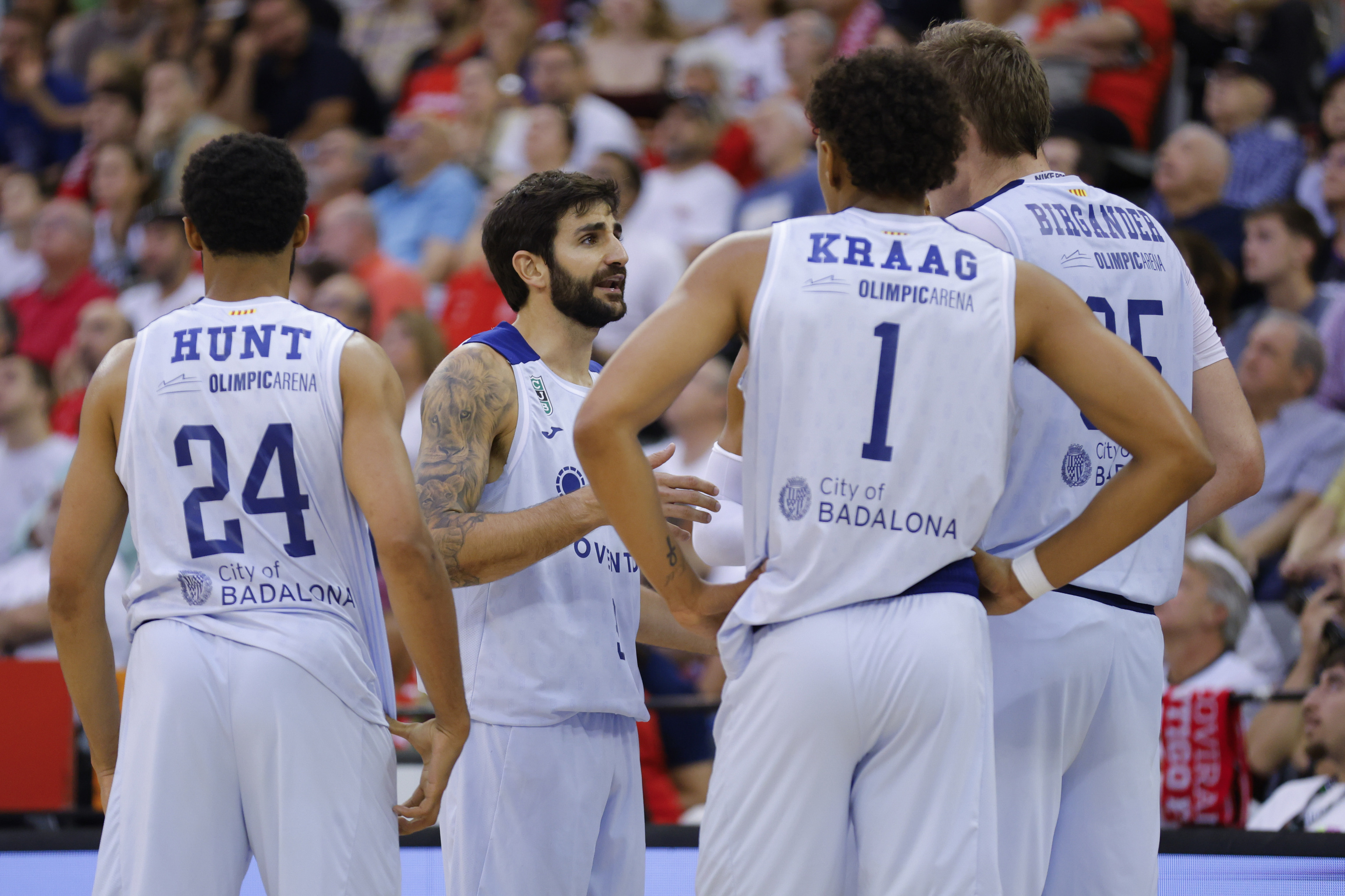 Ricky, con sus compañeros, en el partido contra el Granada.