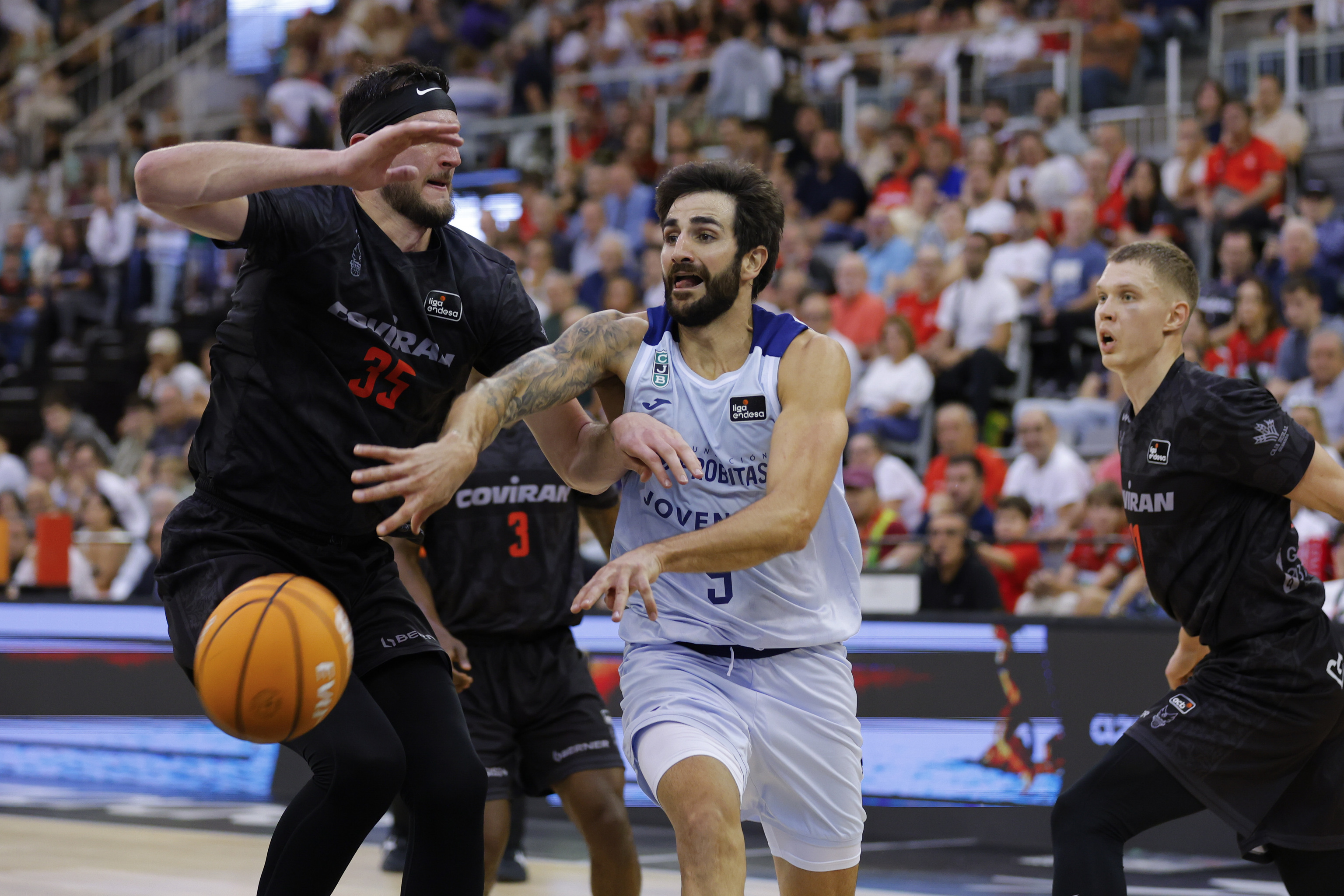 Ricky dobla un balón, ante el Granada.