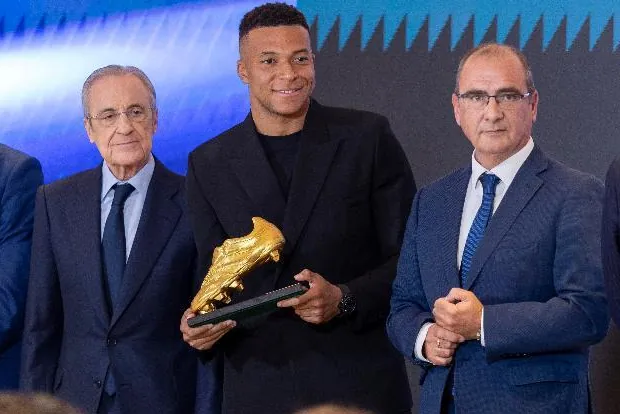 Mbappé recibe la Bota de Oro: "Gracias a mis compañeros puedo ser la mejor versión de Kylian"