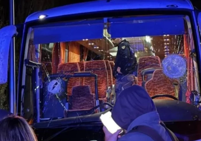 Muere de una pedrada el conductor de un autobús que transportaba aficionados de un equipo de segunda división italiana de baloncesto tras el ataque de hinchas rivales