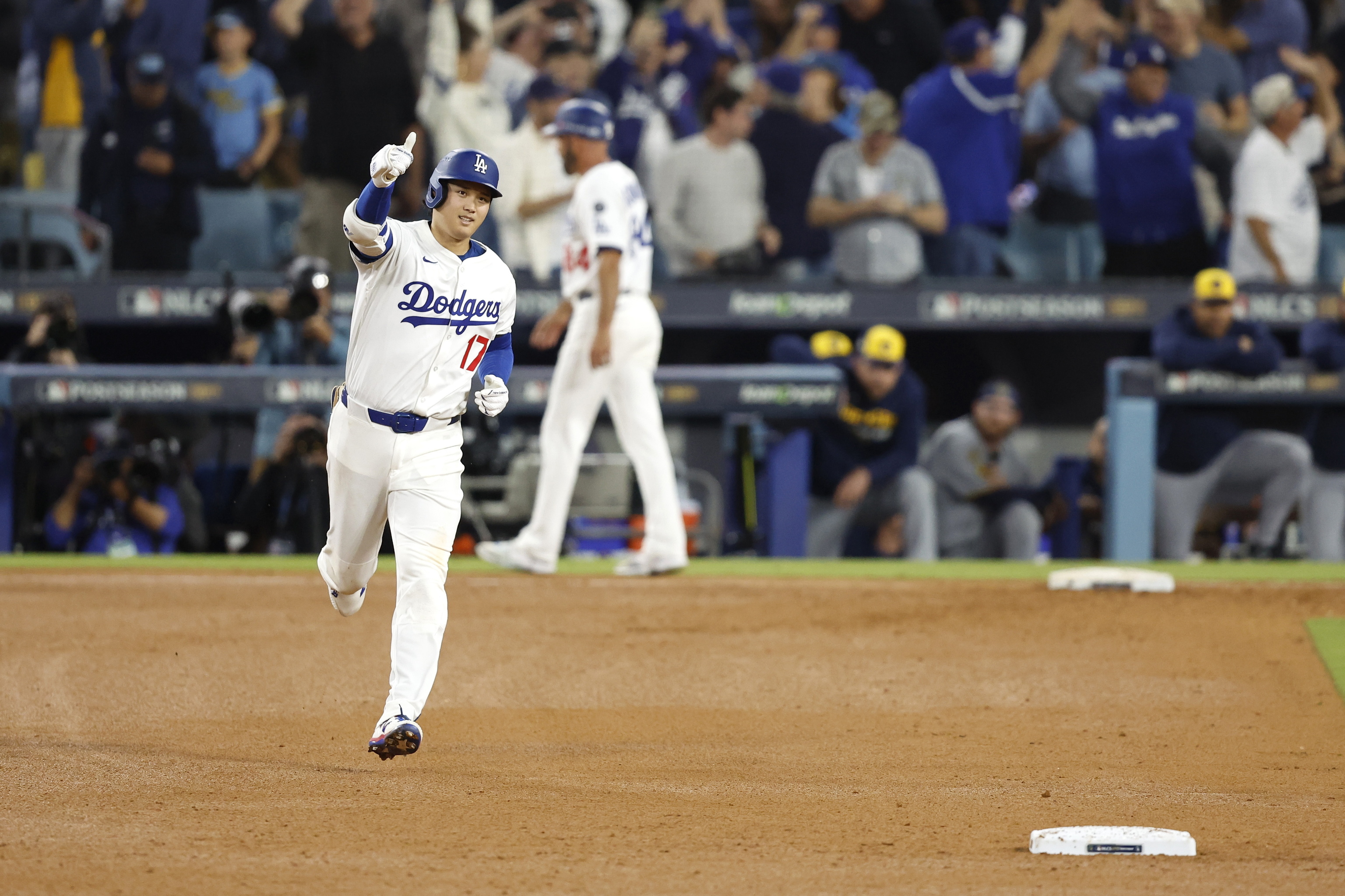 Ohtani, en un 'home run' durante el partido ante los Brewers.