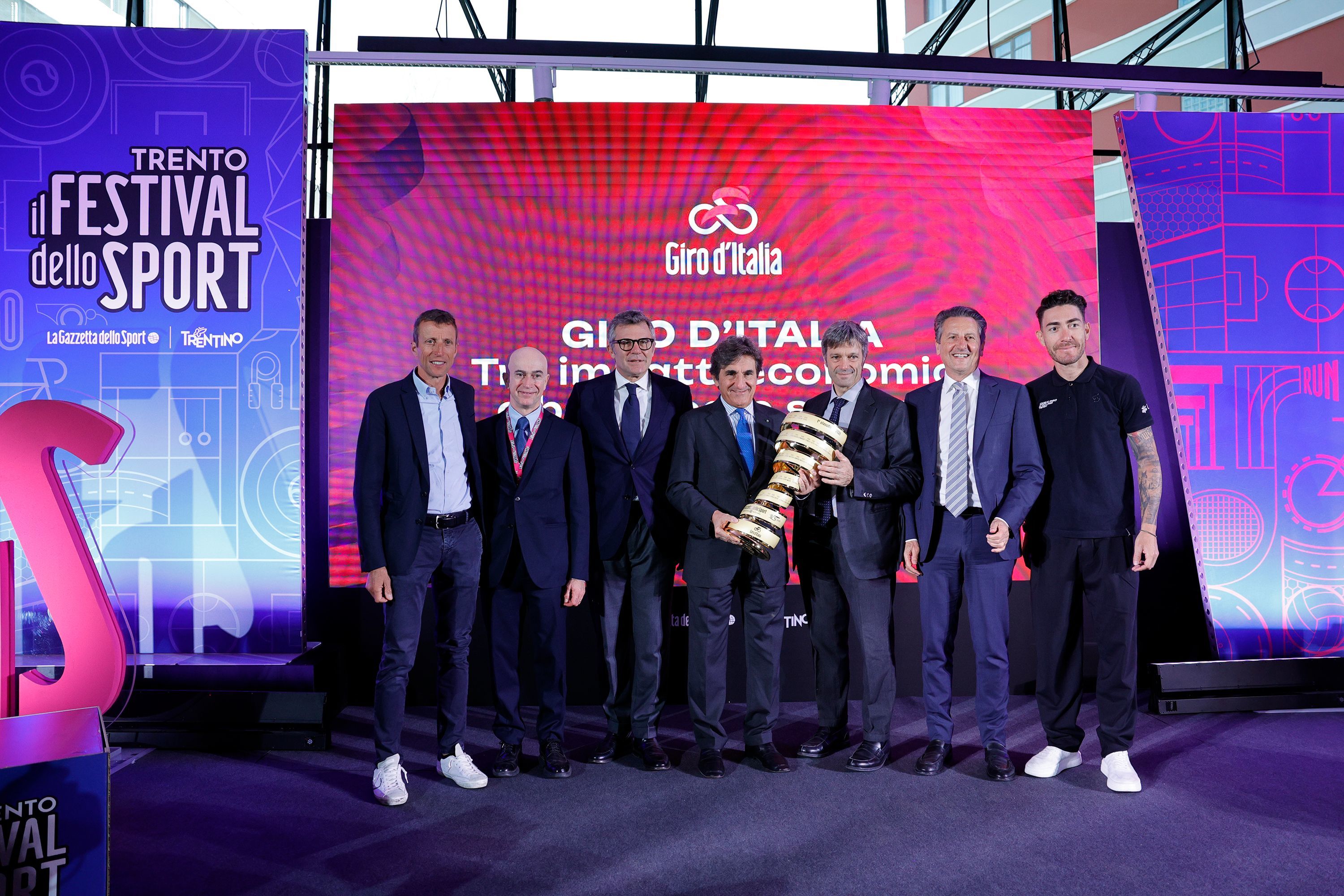 Maurizio Fondriest, Francesco Carione, Paolo Bellino, Urbano Cairo, Maurizio Rossini y Giacomo Nizzolo, con el Trofeo Senza Fine.