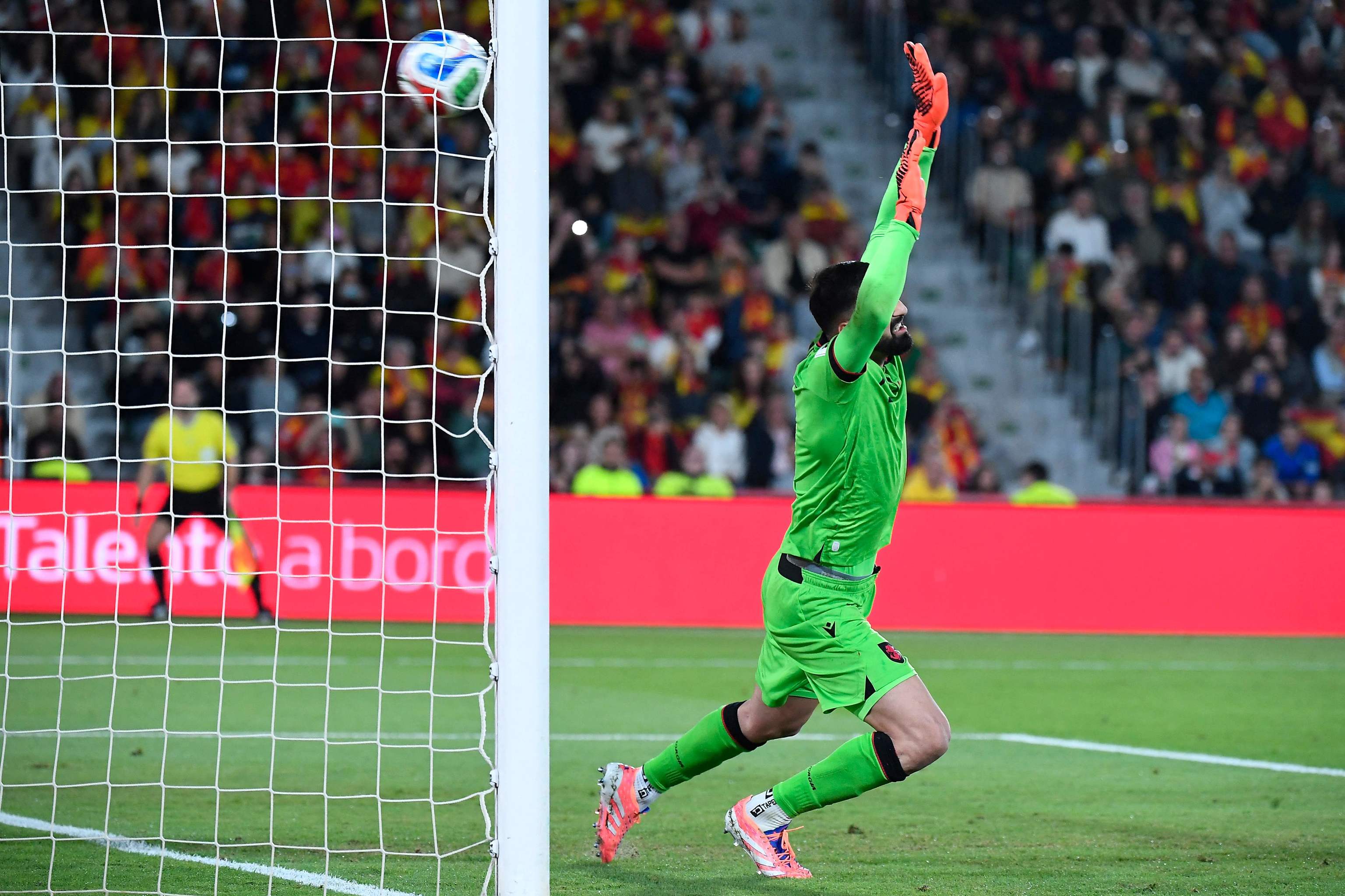 Mamardashvili no puede evitar el gol de Oyarzabal.