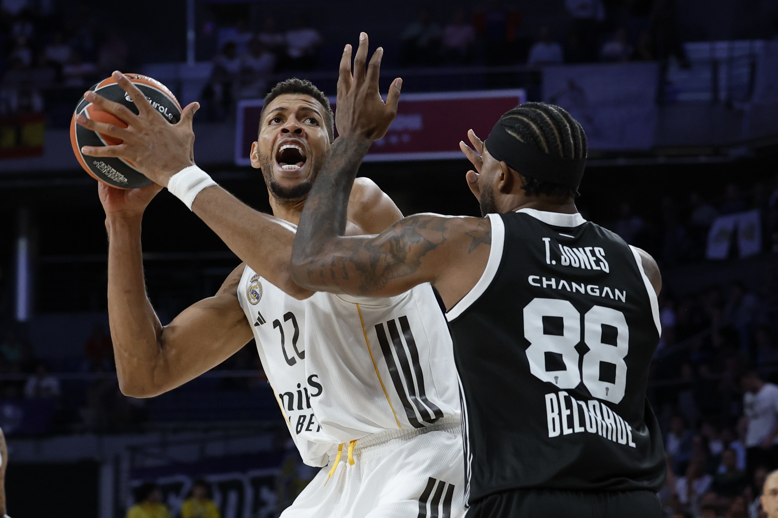 Tavares, defendido por Tyreque Jones, en el Palacio.