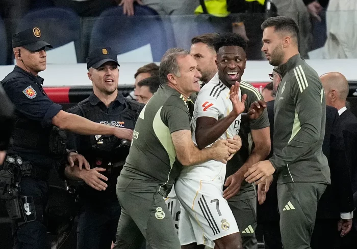 Todo el madridismo en la melé y con Vinicius