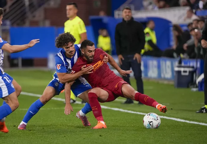 Un Valencia desnortado araña un punto de milagro en Mendizorroza