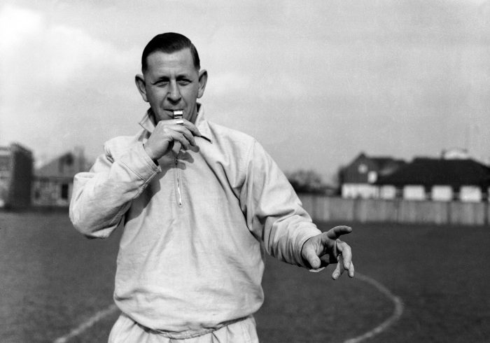 Una batalla campal por culpa de un periodista, un semáforo y el corte y confección: así nacieron las tarjetas en los Mundiales de fútbol