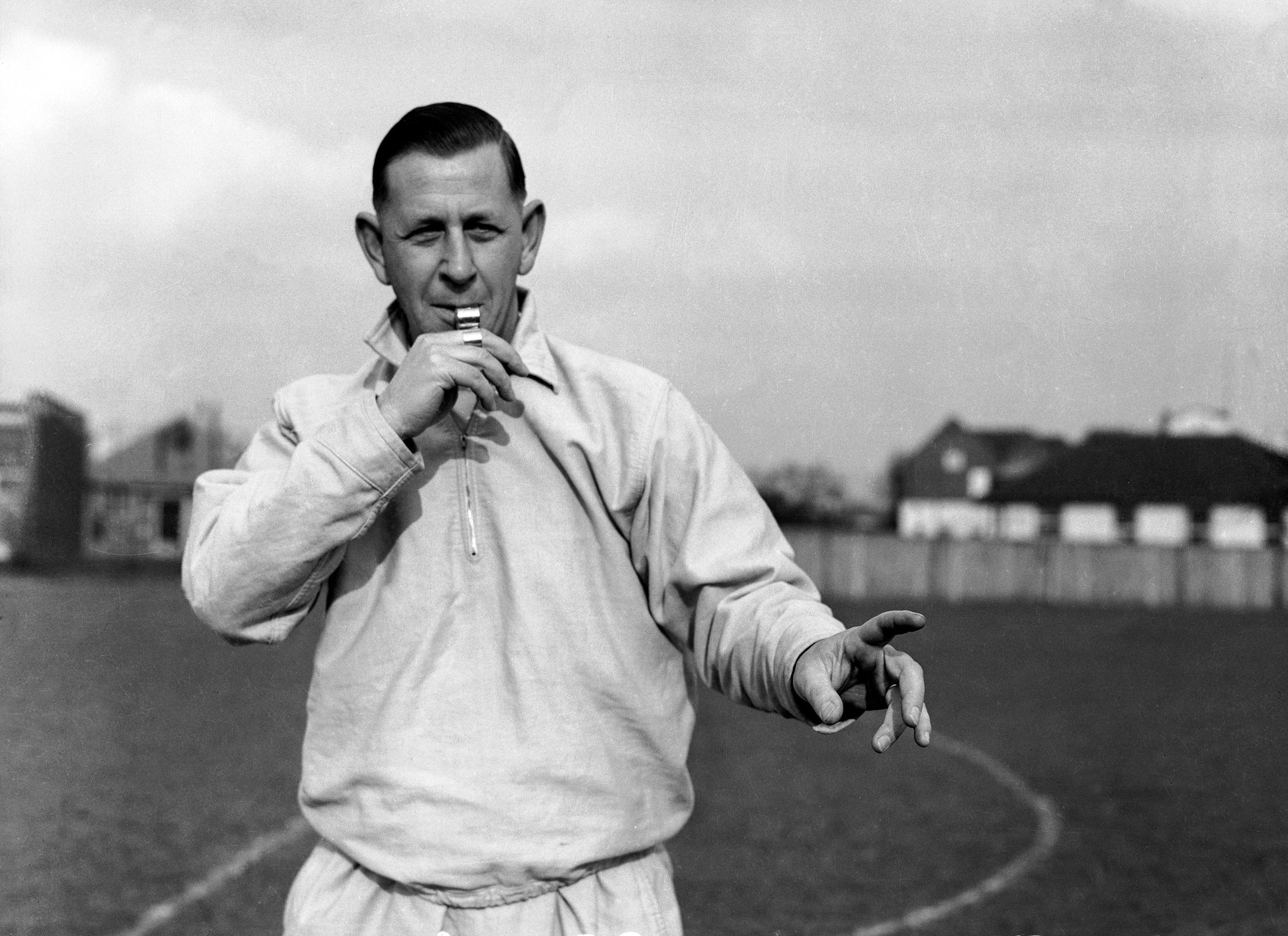 Ken Aston, en una imagen tomada en Londres en 1960.