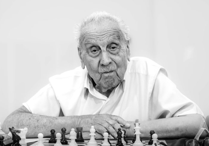 Una lucha muy especial sobre el tablero: ancianos frente a niños en busca de más récords