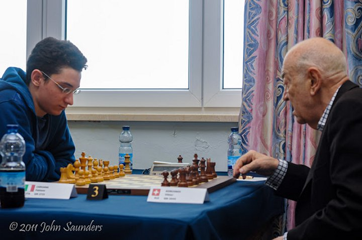 Caruana y Korchnoi, durante su partida en 2011.