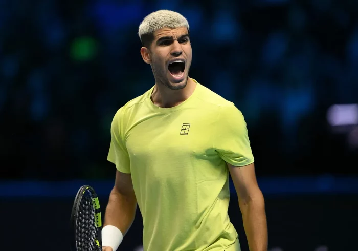 Alcaraz se estrena con autoridad ante De Miñaur en las ATP Finals y se acerca al número uno